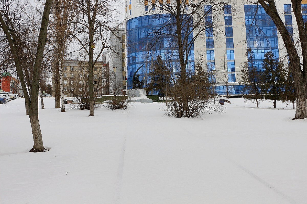 Старый городской сквер на фоне современной архитектуры - Надежд@ Шавенкова