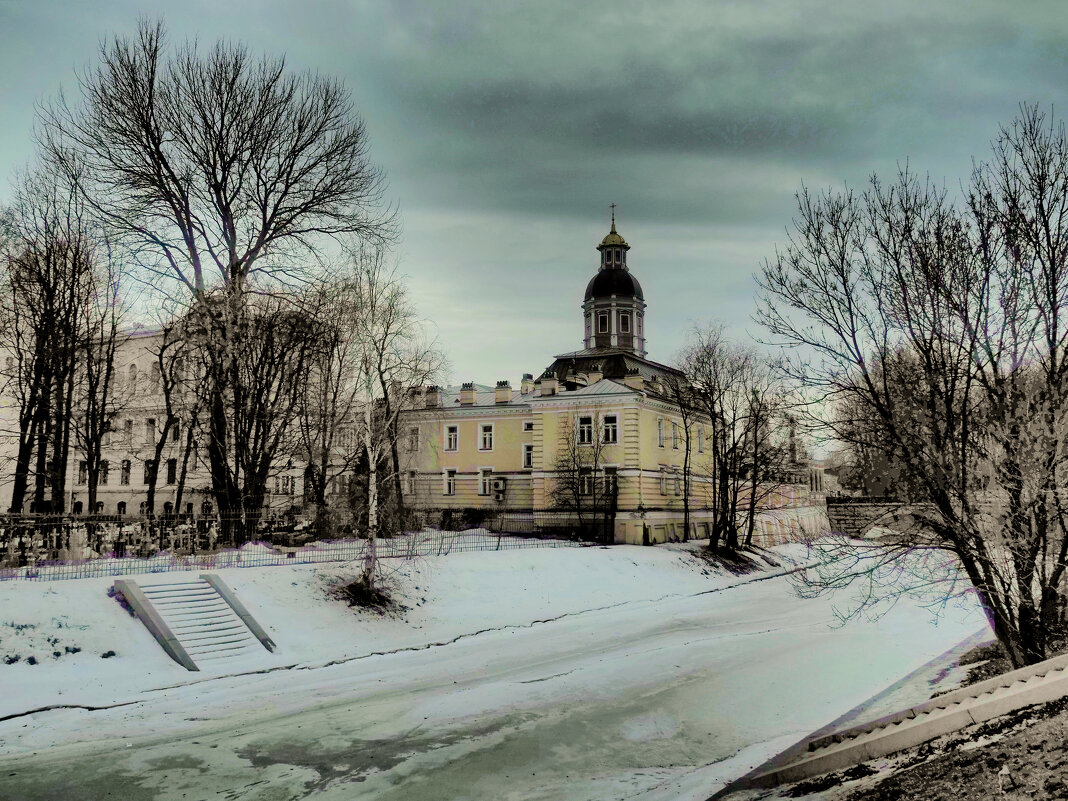 Март.  Александро-Невская лавра. Река Монастырка еще покрыта льдом - Магомед .