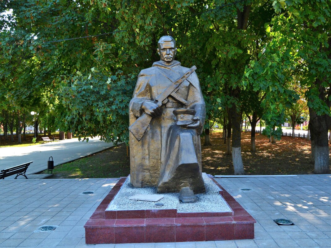 Приморско-Ахтарск. Памятник солдату Советской армии, участнику Великой Отечественной войны. - Пётр Чернега