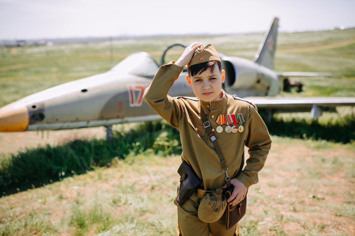 Мальчик в форме красноармейца - Евгений Николаев