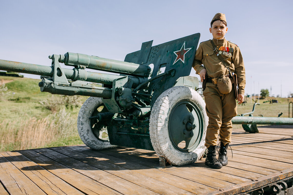 9 Мая. Мальчик в форме красноармейца. Военная техника - Евгений Николаев