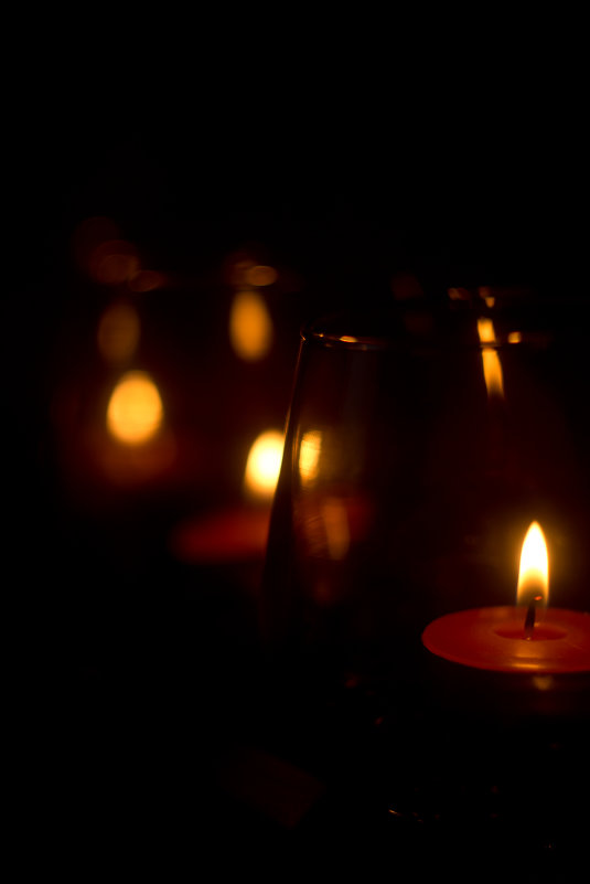 ...И мы в любви своей сгораем,как эти свечи в темноте! - Олег Литвинов