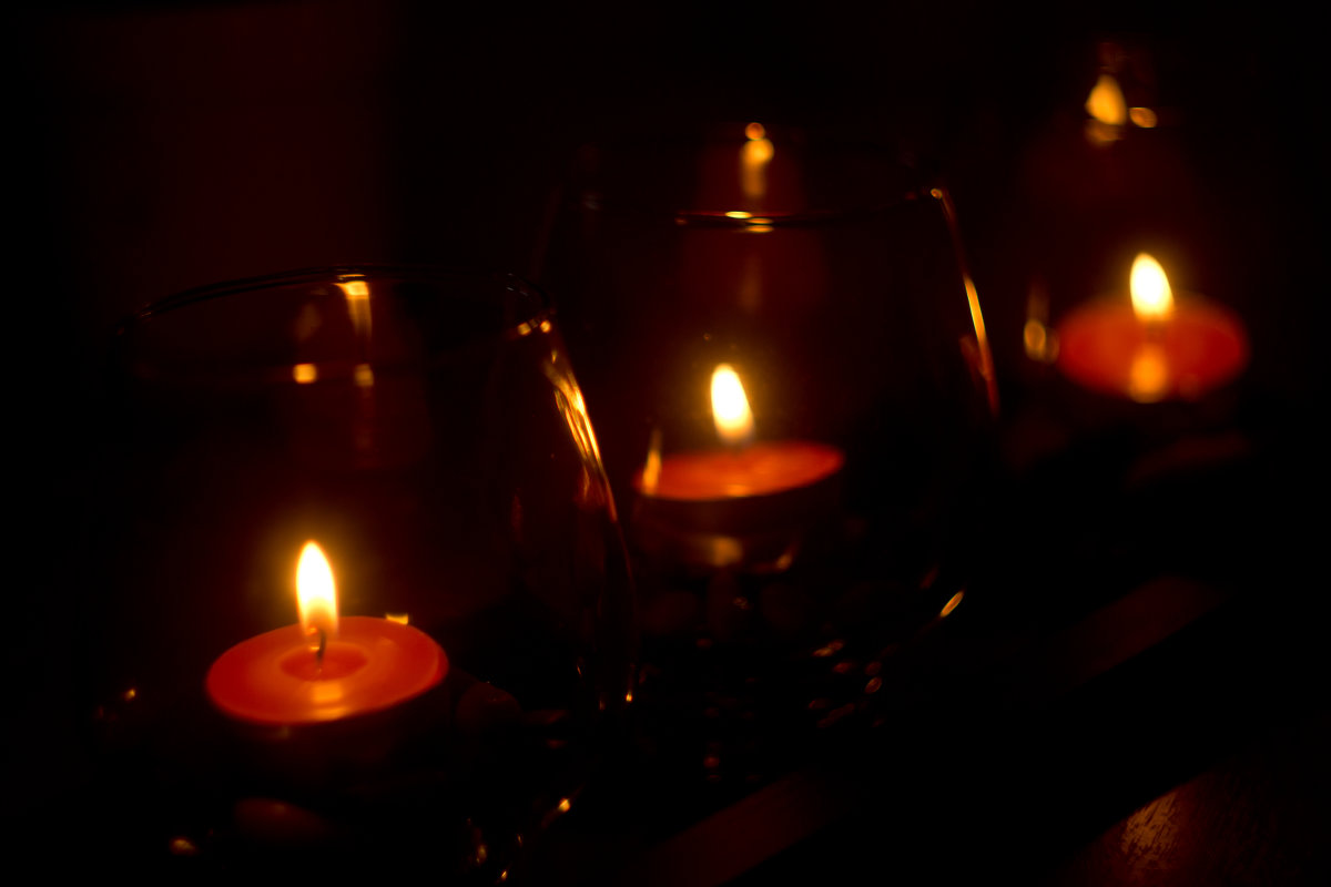 ...И мы в любви своей сгораем,как эти свечи в темноте! - Олег Литвинов