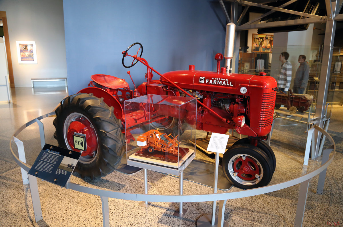 Один из первых дизельных тракторов с макетом зернового комбайна - Яков Геллер