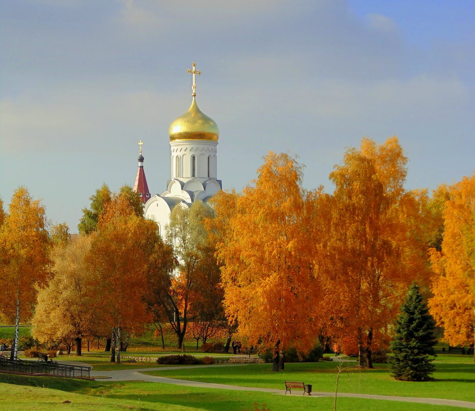 Церковь с золотыми куполами и деревья