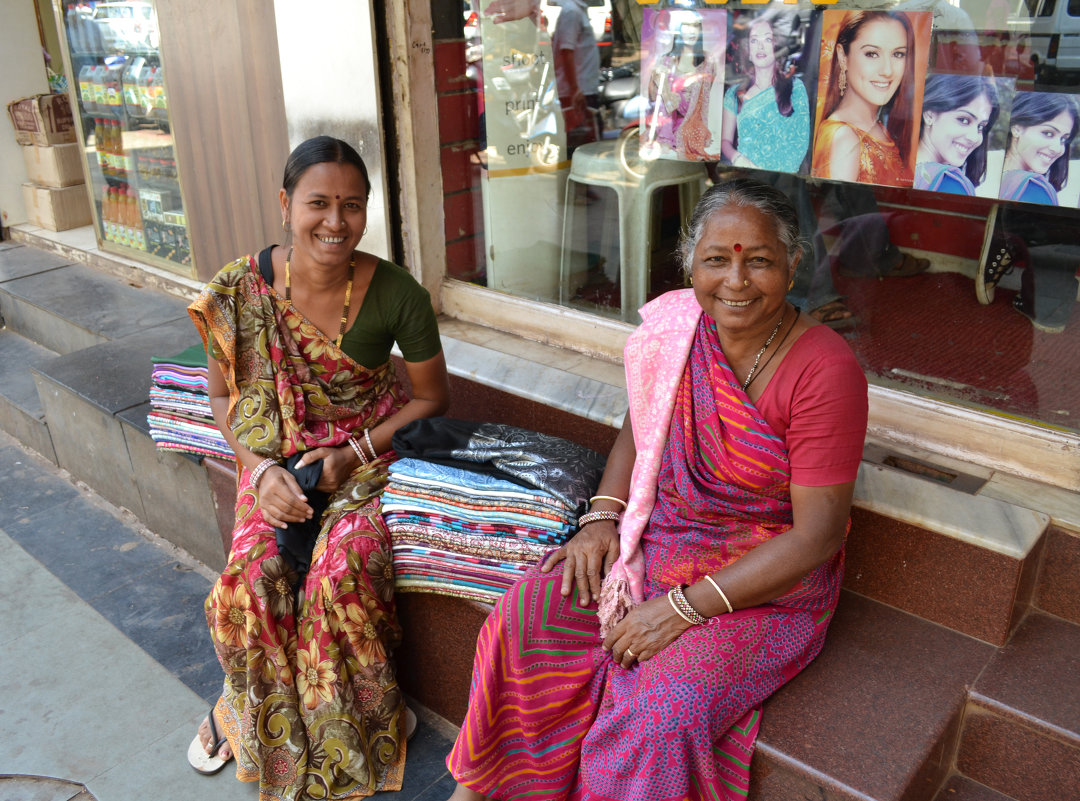 Индия. Мать и дочь продают шарфы - Владимир Шибинский