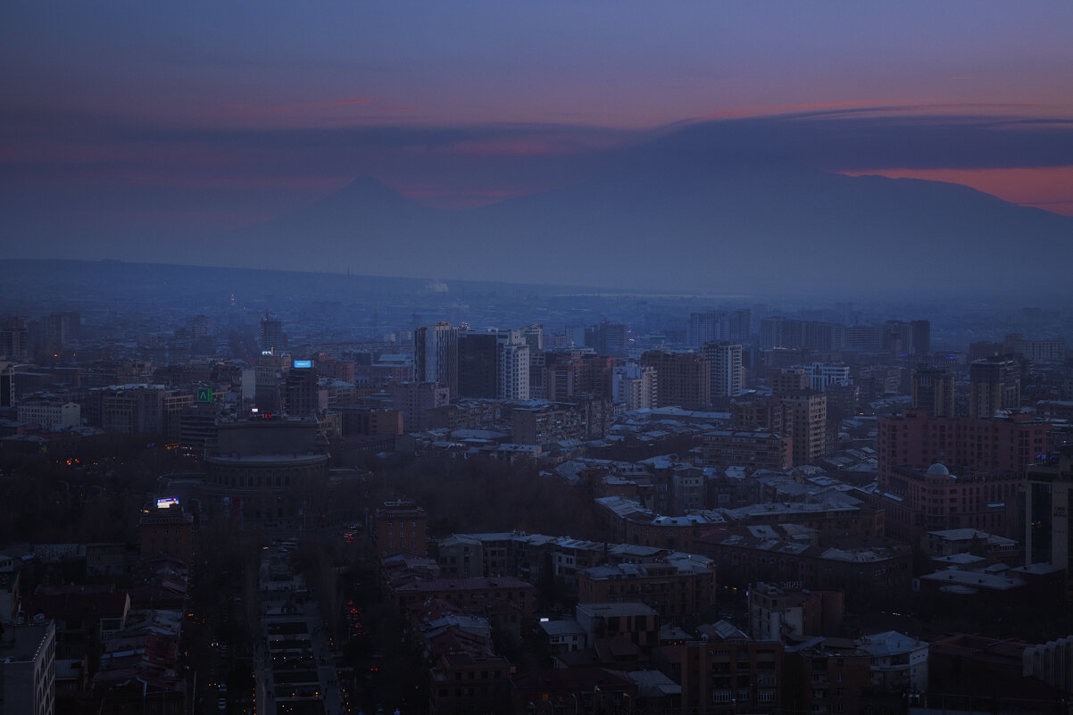 Вечерний Ереван. Вид на Арарат, который спрятался в облаках - Дмитрий Шишкин