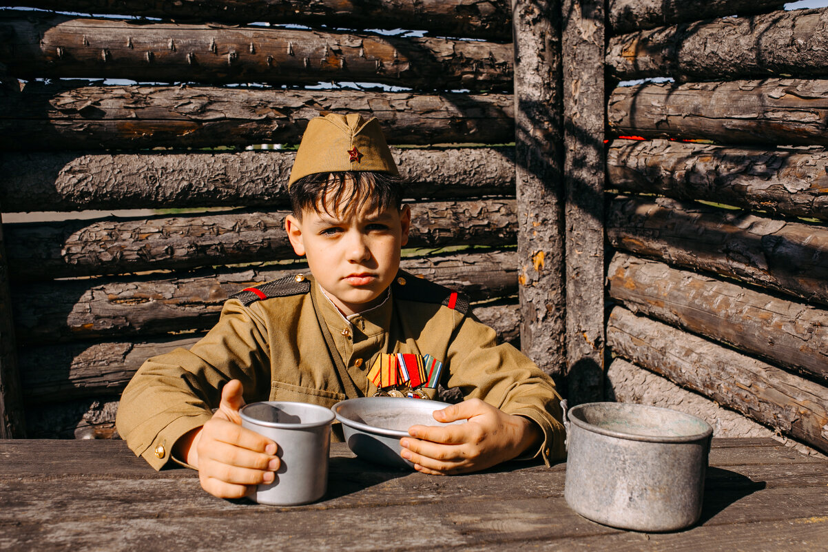 Мальчик в военной форме. - Евгений Николаев