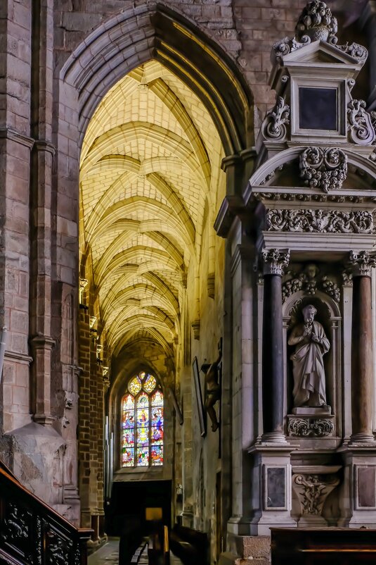 Интерьер соборной церкови Святого Обена XII век - Георгий А