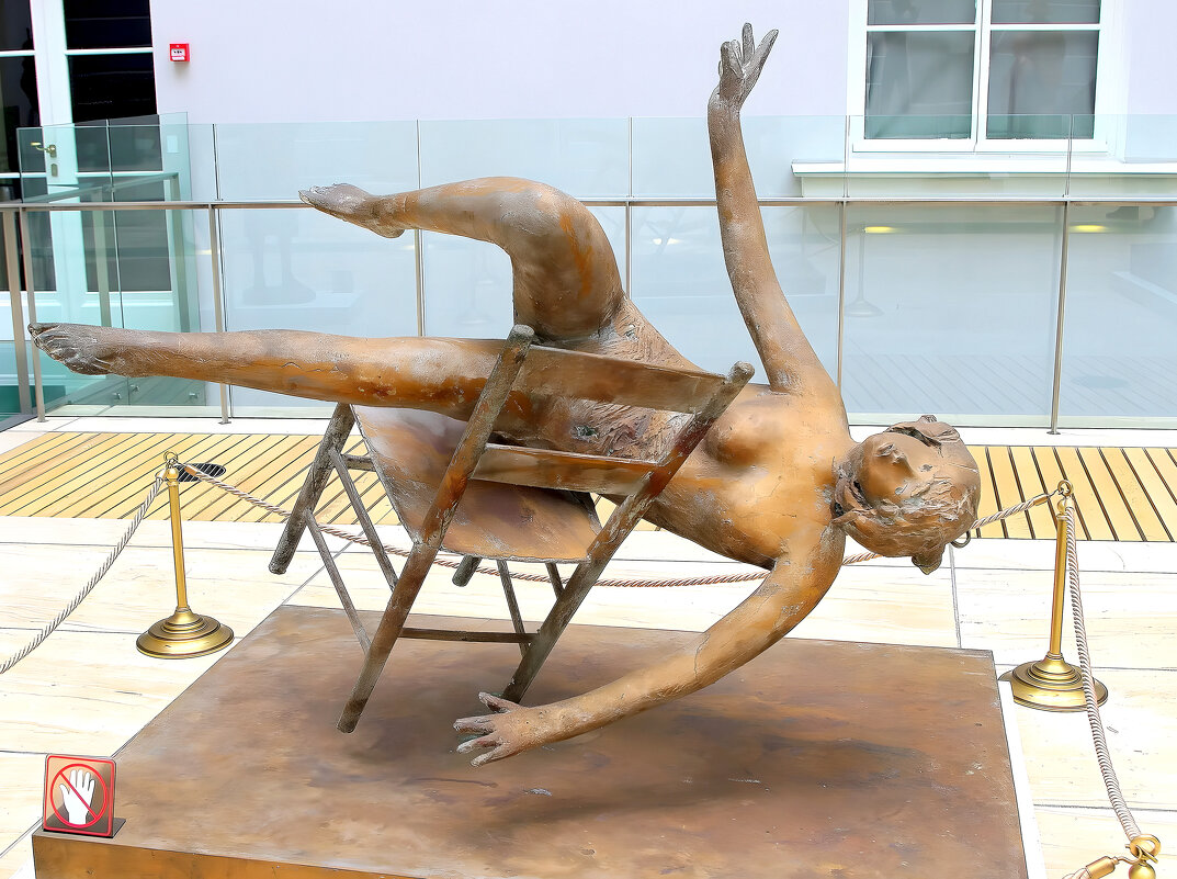 Джакомо Манцу. «Падающая Тебе». Эта скульптура была отлита в 1983 году и подарена автором Эрмитажу. - Валерий Новиков