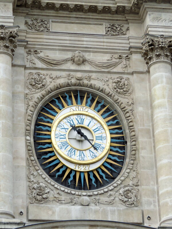 часы  фасада церкви Сен-Поль-Сен-Луи - ИРЭН@ .