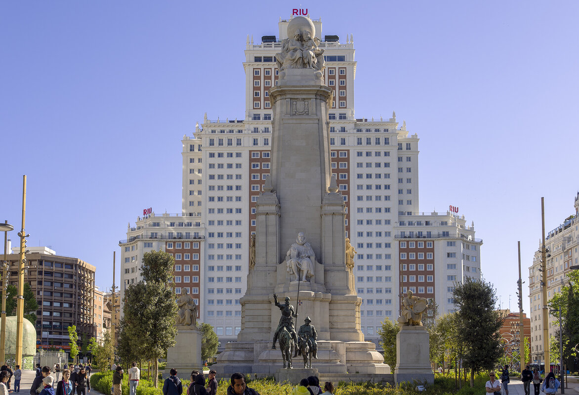 Памятник Мигелю де Сервантесу. (Прогулки по Испании.) Мадрид. - Alexander Amromin