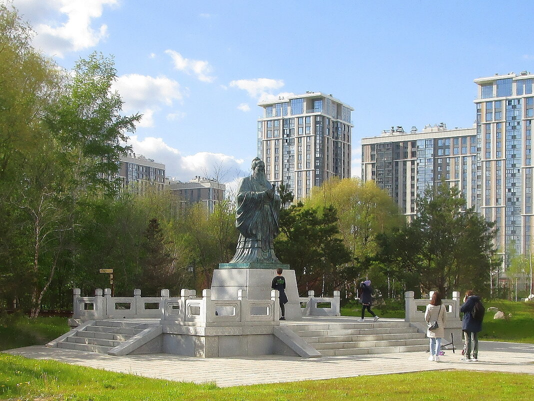 Памятник древнекитайскому мыслителю Конфуцию - Ольга Довженко