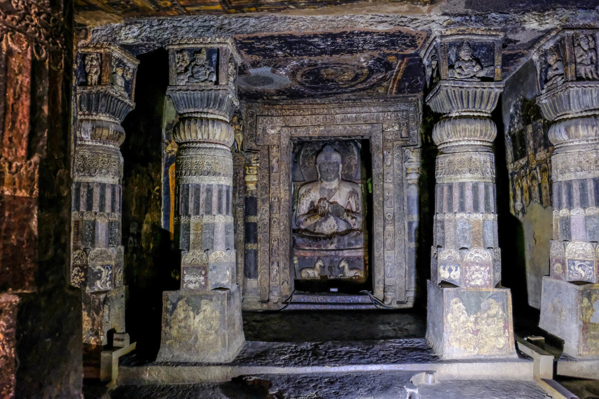 статуя Будды в вырезанном пещерном храме Аджанта - Георгий А