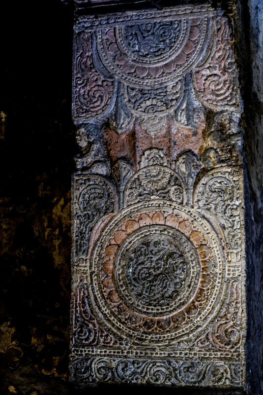 Раскрашенный и вырезанный столб в пещерном храме Аджанта - Георгий А