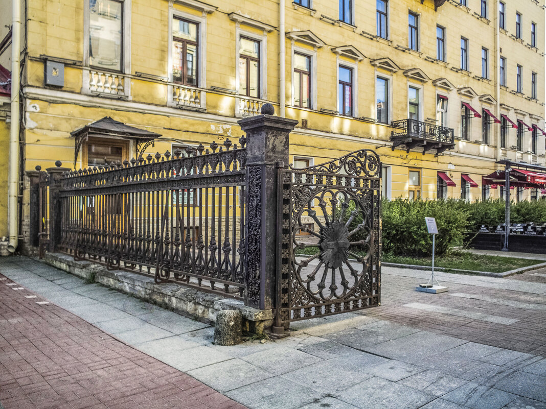 Литая ограда и створка ворот церковного сада Петри-Кирхи на Невском - Стальбаум Юрий 