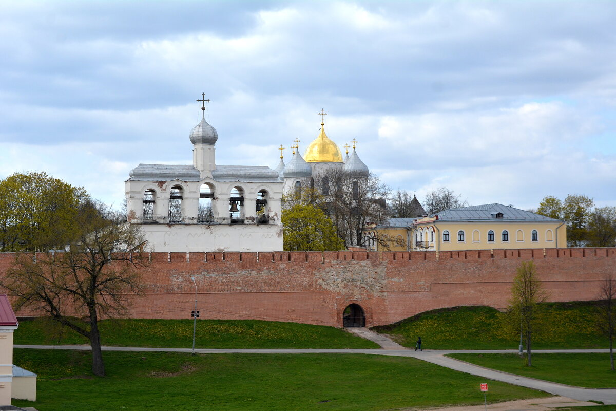 Великий Новгород.Вид на кремль с пешеходного моста - Владислав Иопек