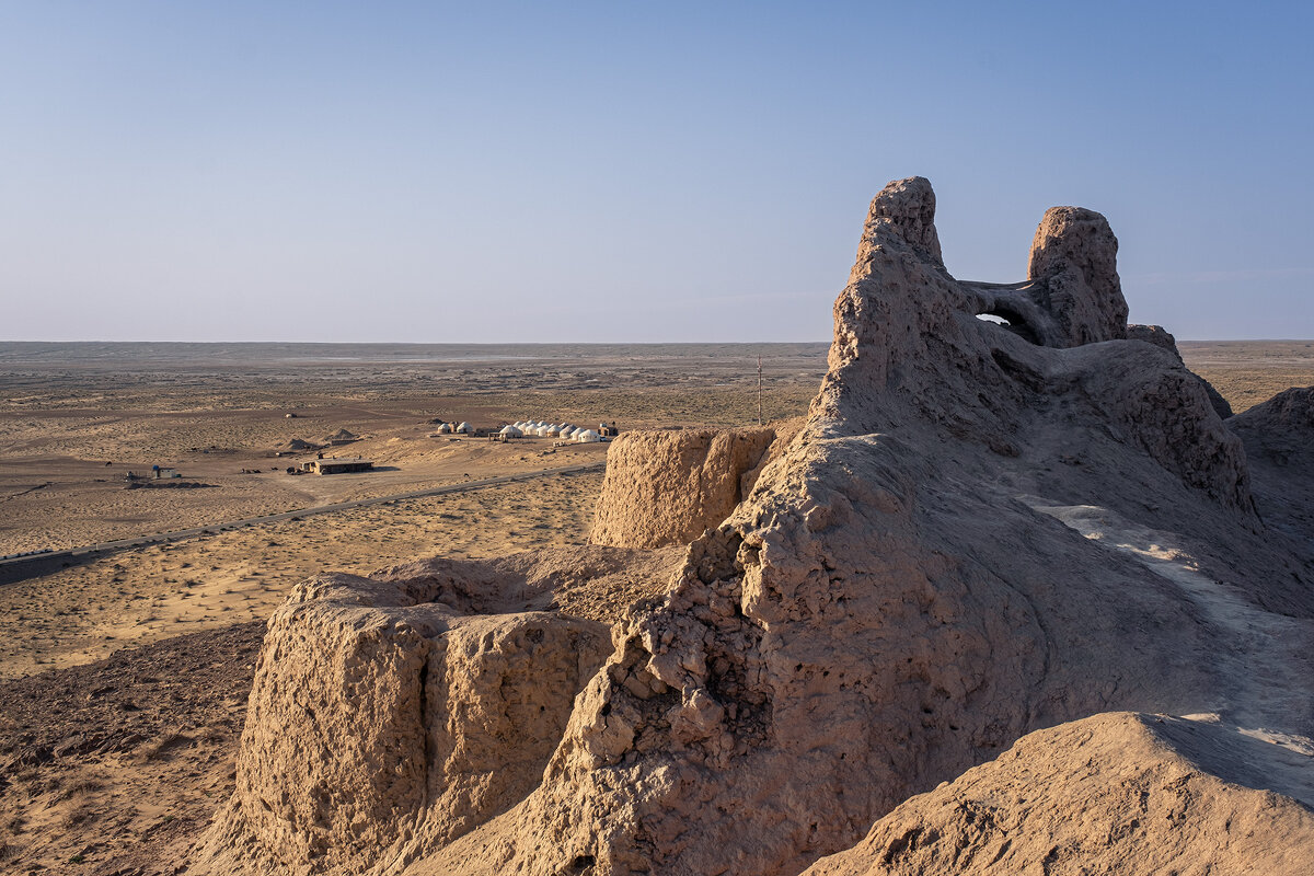 Узбекистан.Кара-кумы, вид из крепости Аяз-кала на юртовый лагерь - Galina 