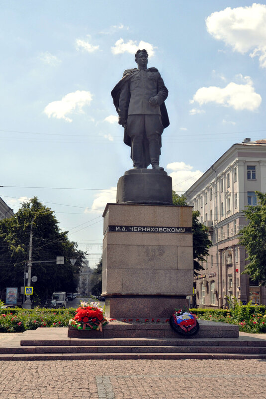 Памятник генералу И.Д. Черняховскому, освобождавшему Воронеж - Татьяна 