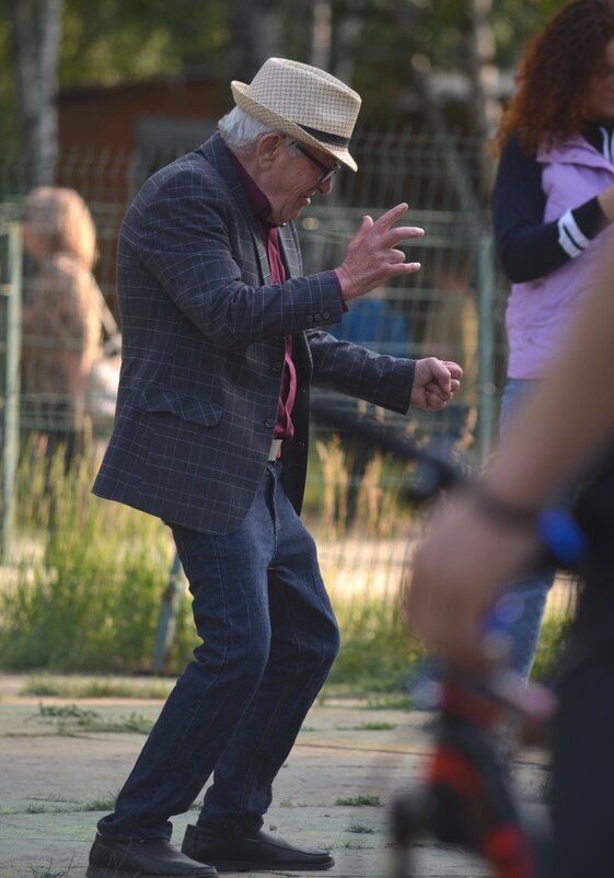 Дедушка танцует в парке!!! - Savayr 