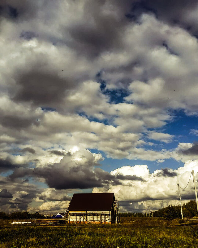 Строящийся дом, на фоне облаков - Юлия Денискина