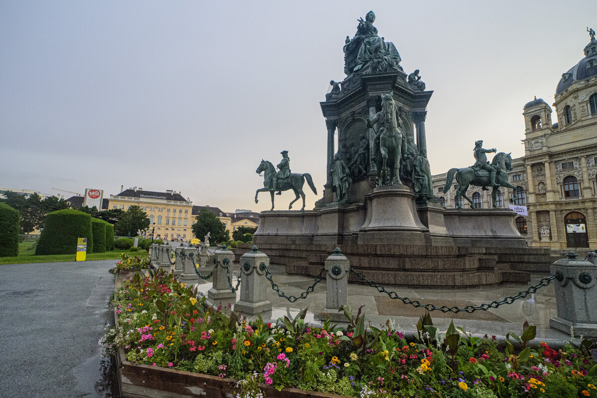 Памятник Марии-Терезии - Осень 