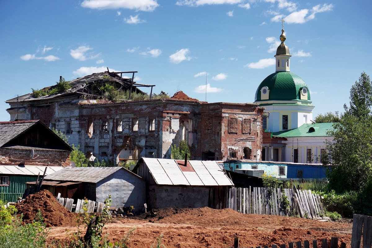 Церкви: слева разрушенная, справа отреставрированная. - Алексей Golovchenko