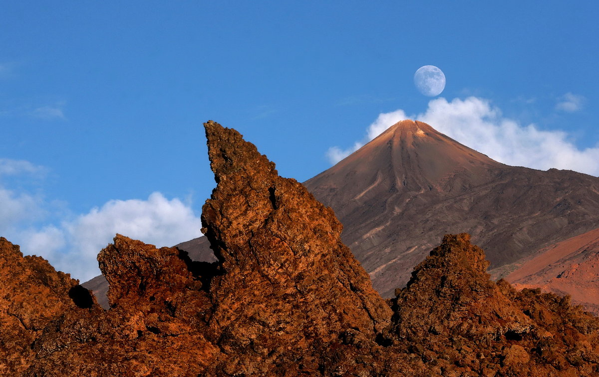 The Moon over El Teide - Roman Mordashev