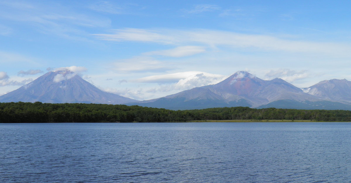 Вид с Синичкиного озера на &quot;домашние&quot; вулканы. - Виталий 
