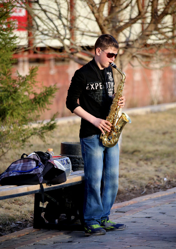 Саксофонист в весеннем парке - Айнагуль Бекебаева