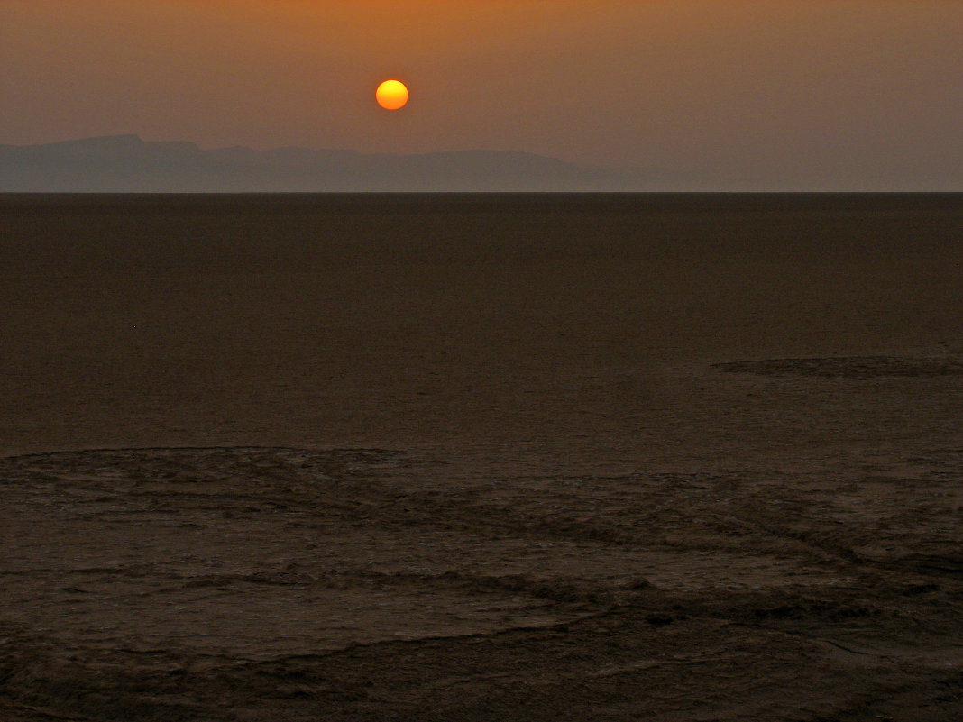 Восход солнца в соляной пустыне - максим лыков