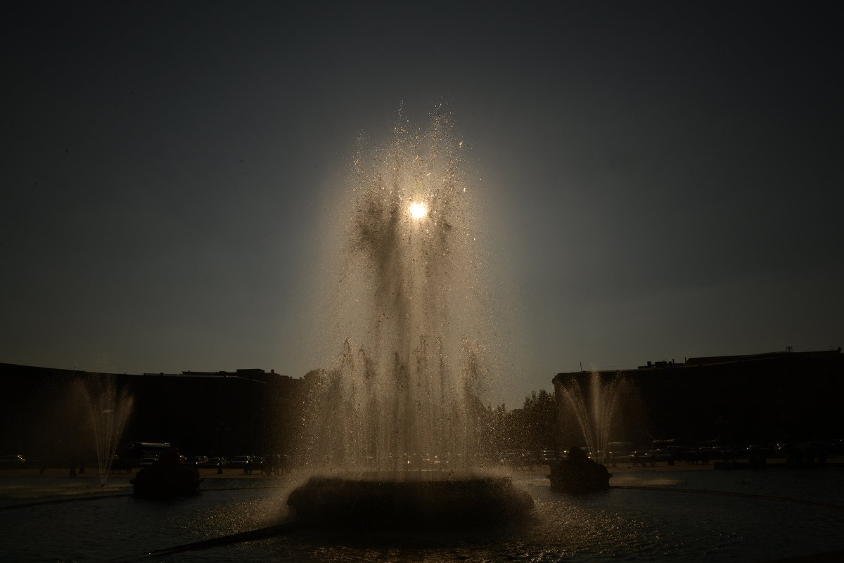 фонтан на площади республики .. Ереван - Tigran Hovasapyan