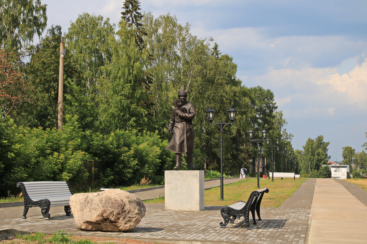 Памятник Ломоносову в Вельске. - Ирина Нафаня