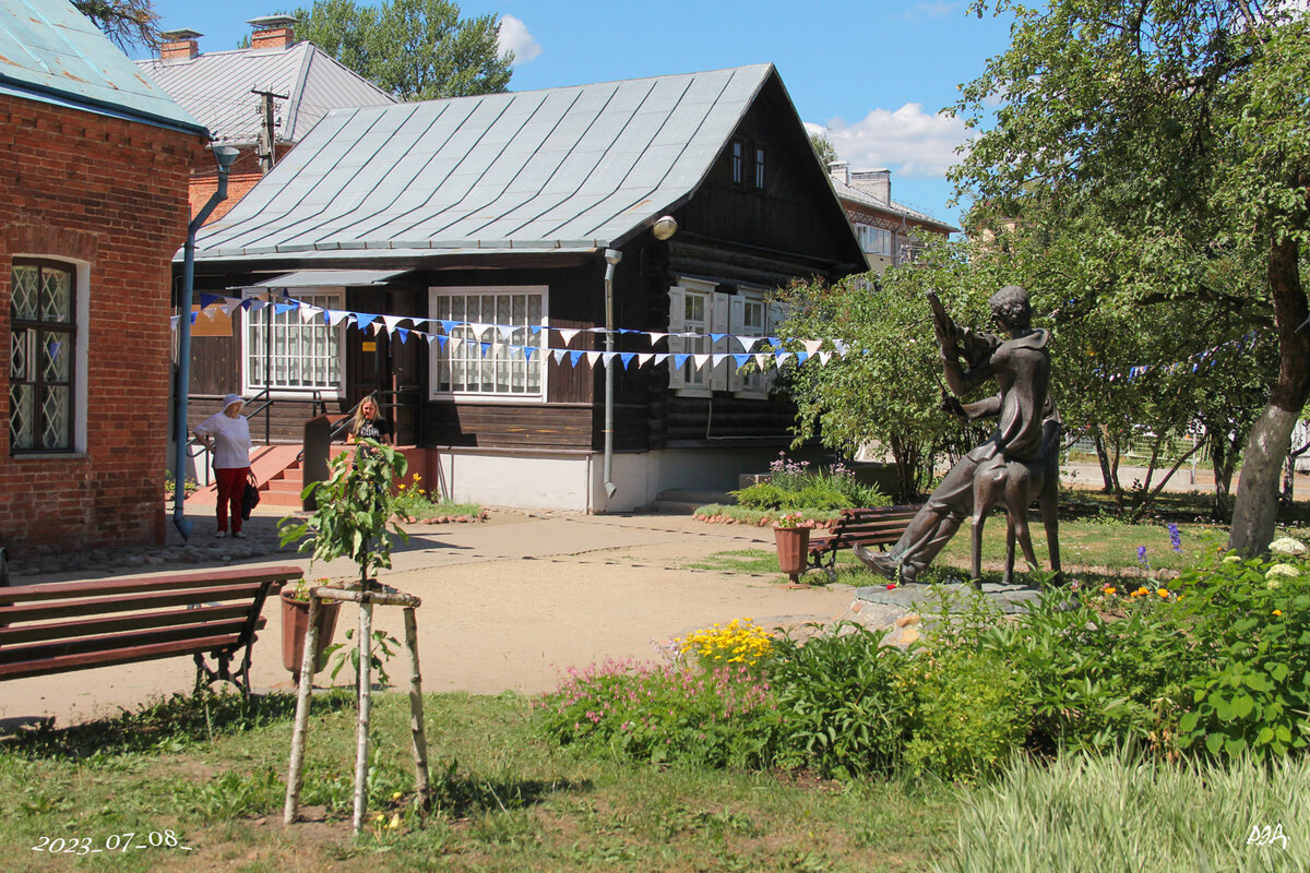 *** - Роланд Дубровский