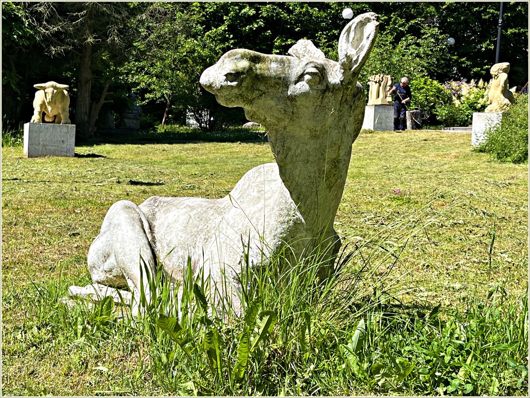 Скульптура в саду дома-музея Г. Брахерта. - Валерия Комова