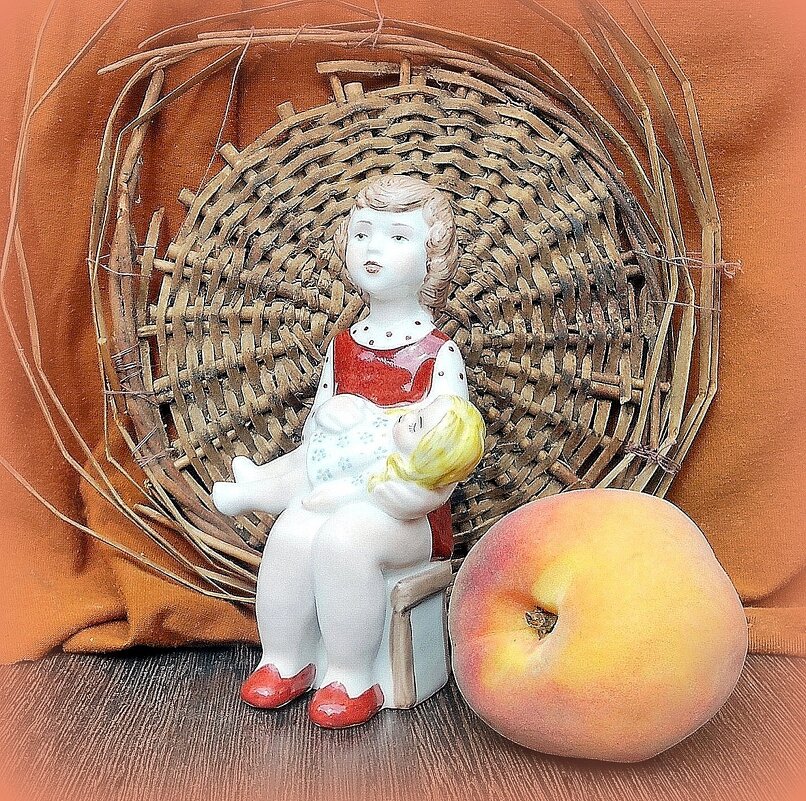 Девочка с куклой.....и персик.Из цикла "Когда деревья были большие" - TAMARA КАДАНОВА