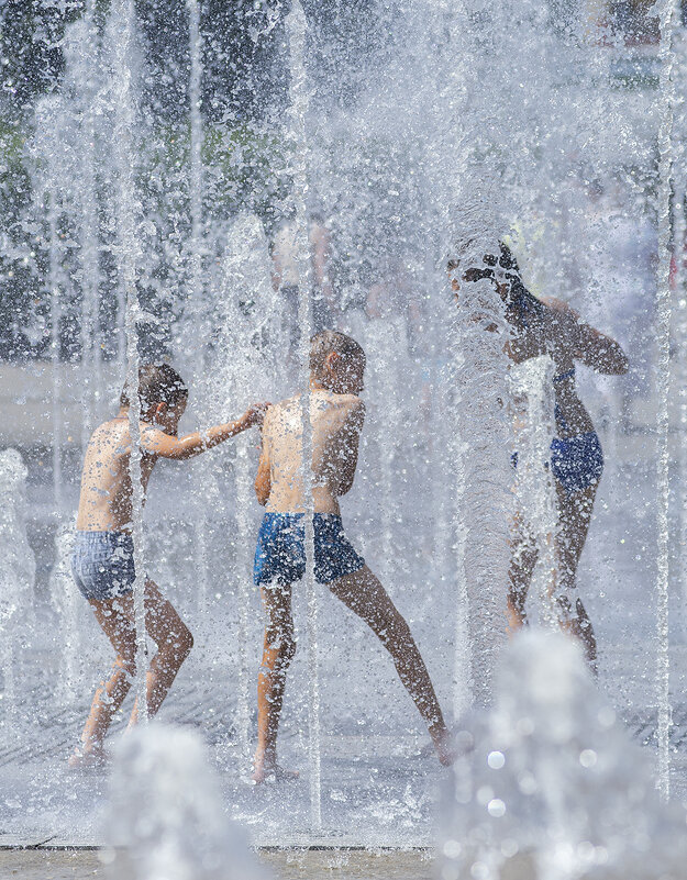 Летом в фонтане - Александр Степовой 