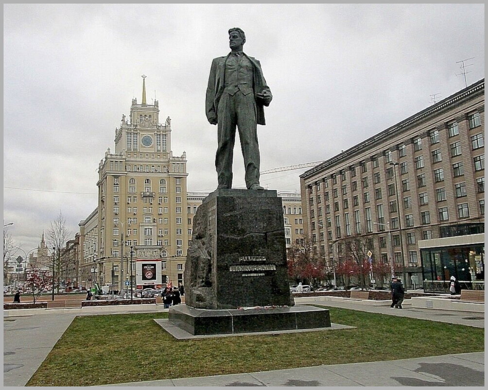 Памятник Владимиру Маяковскому в Москве. - Ольга Довженко
