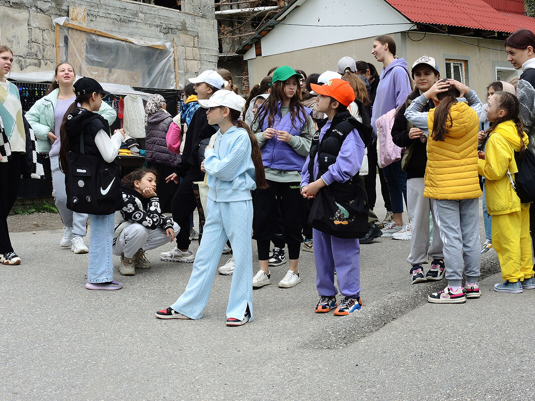 Дети в ожидании посадки на канатную дорогу в горы - Александр 