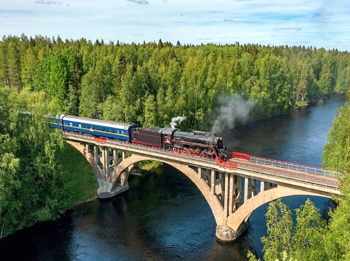 В России курсирует единственный ежедневный поезд на паровозной тяге - Елена 