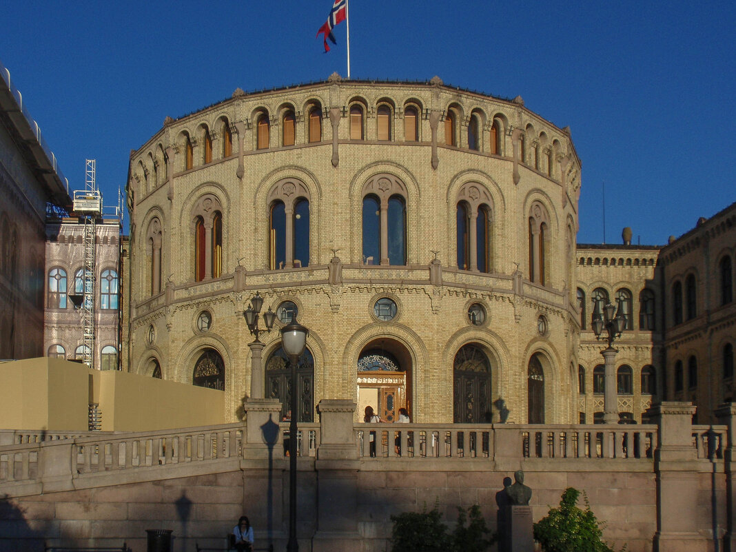 Здание парламента - Александра 