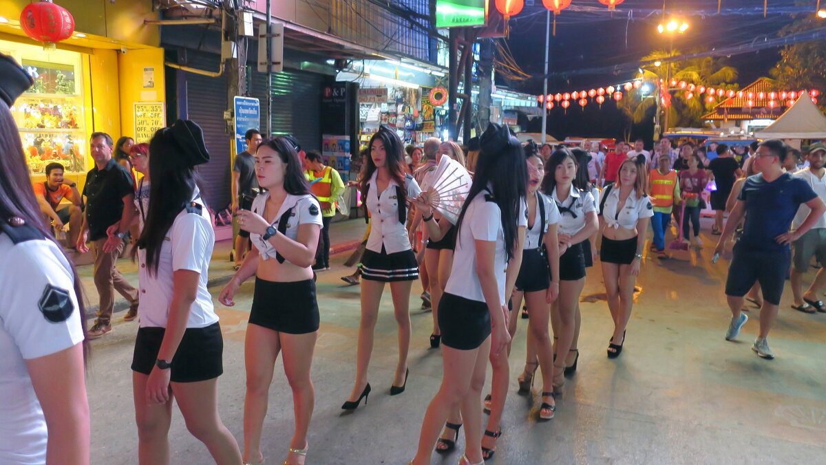 Тайские массажистки зазывают клиентов - Лютый Дровосек