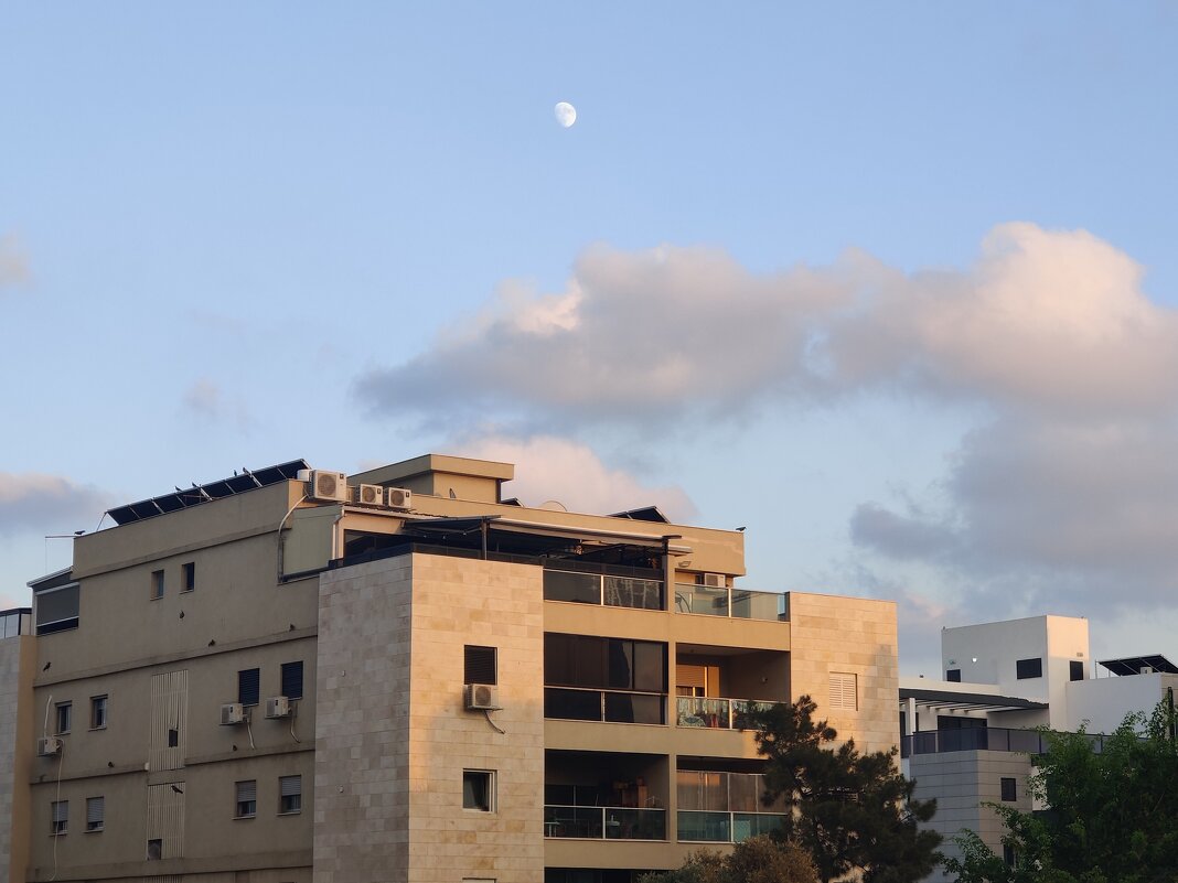 Вид с балкона.Луна и облака. - Светлана Хращевская