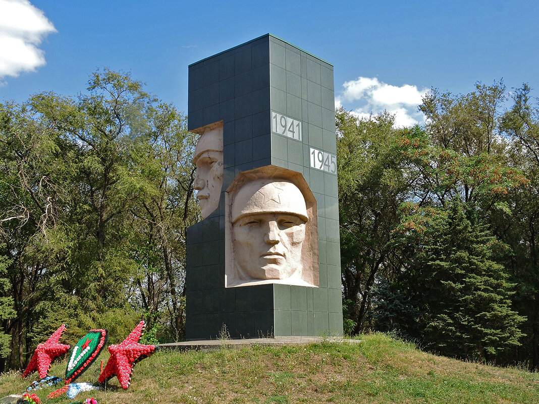 Мемориал погибшим в годы Великой Отечественной войны - Александр 