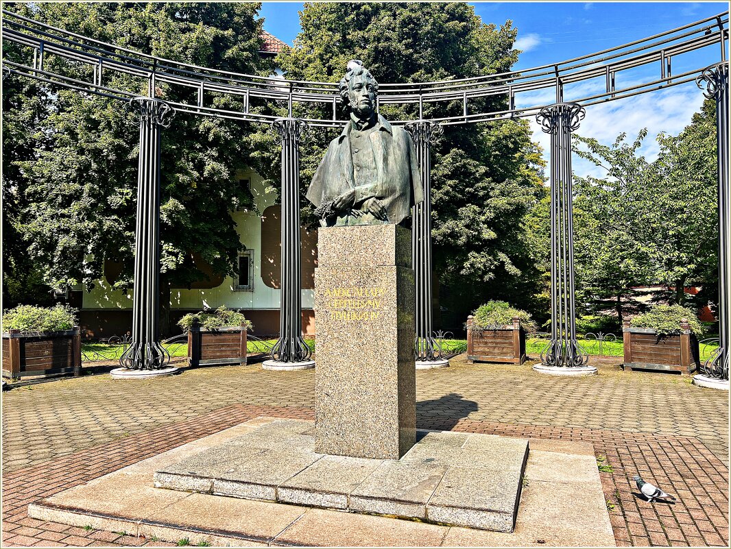Памятник в Пушкинском сквере. - Валерия Комова