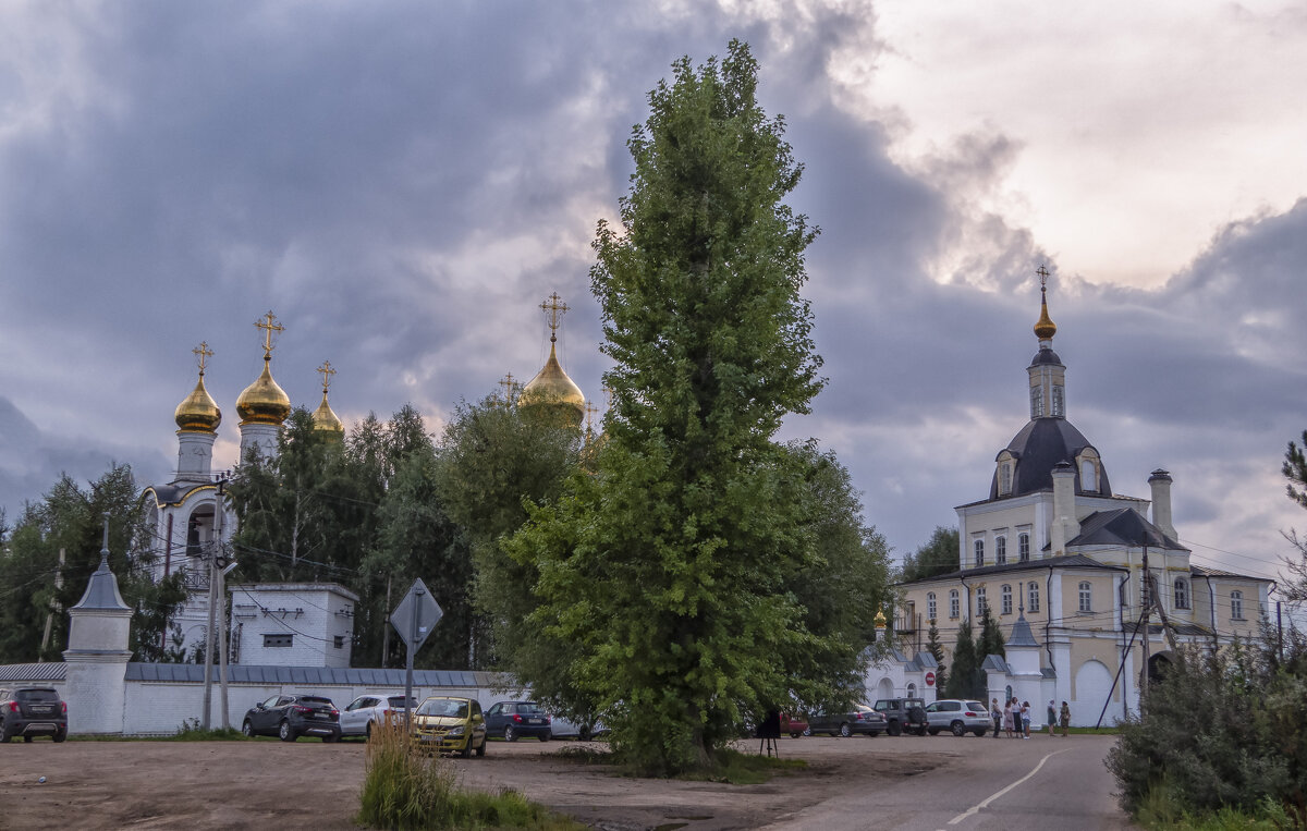 У монастыря - Сергей Цветков
