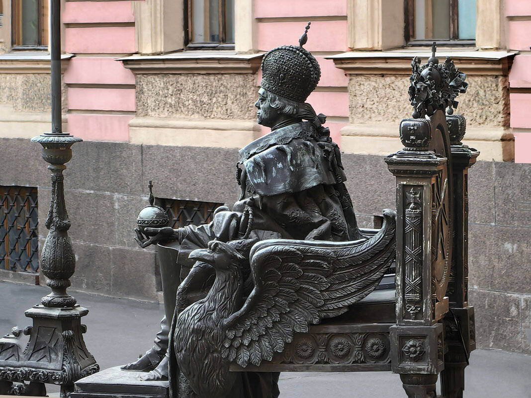 Памятник российскому императору Павлу Первому во дворе Михайловского замка - Стальбаум Юрий 