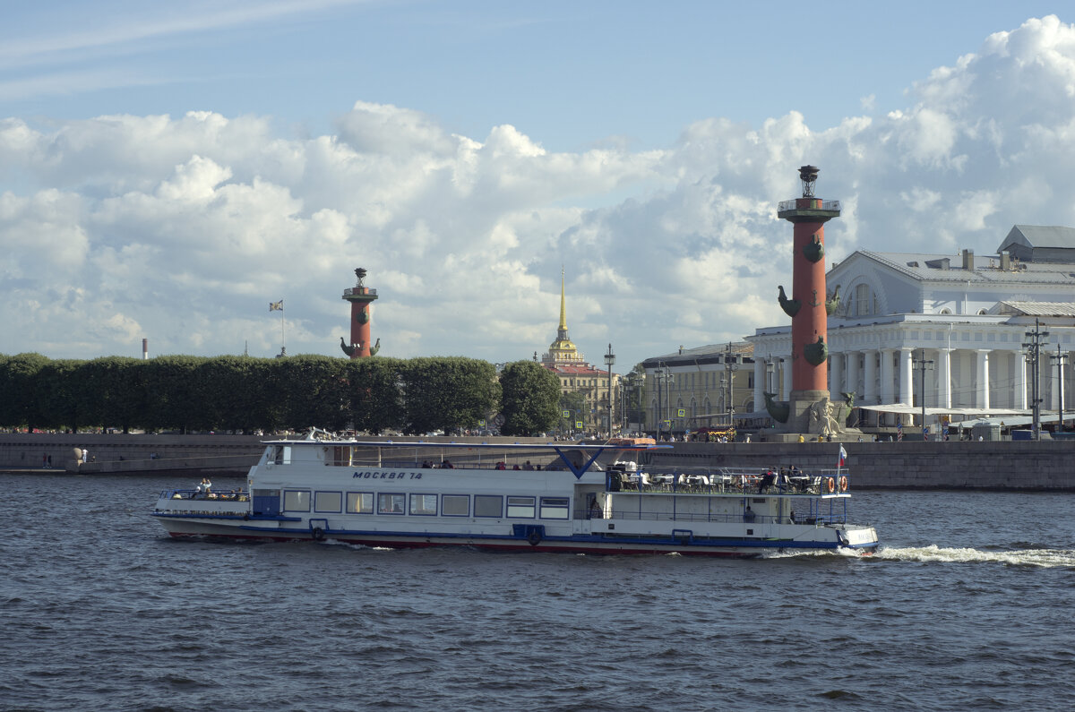 Корабельный причал на Неве Петербурга