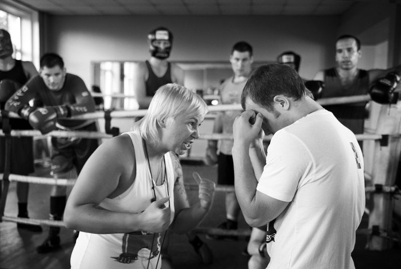 Молодая блонда изменила мужу с тренером по боксу