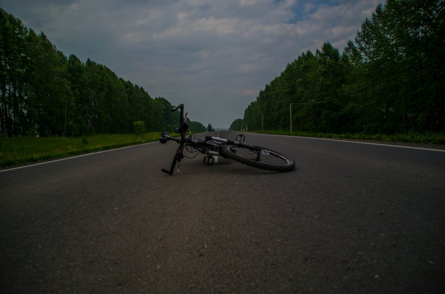 Велосипед на дороге - Роман Яшкин